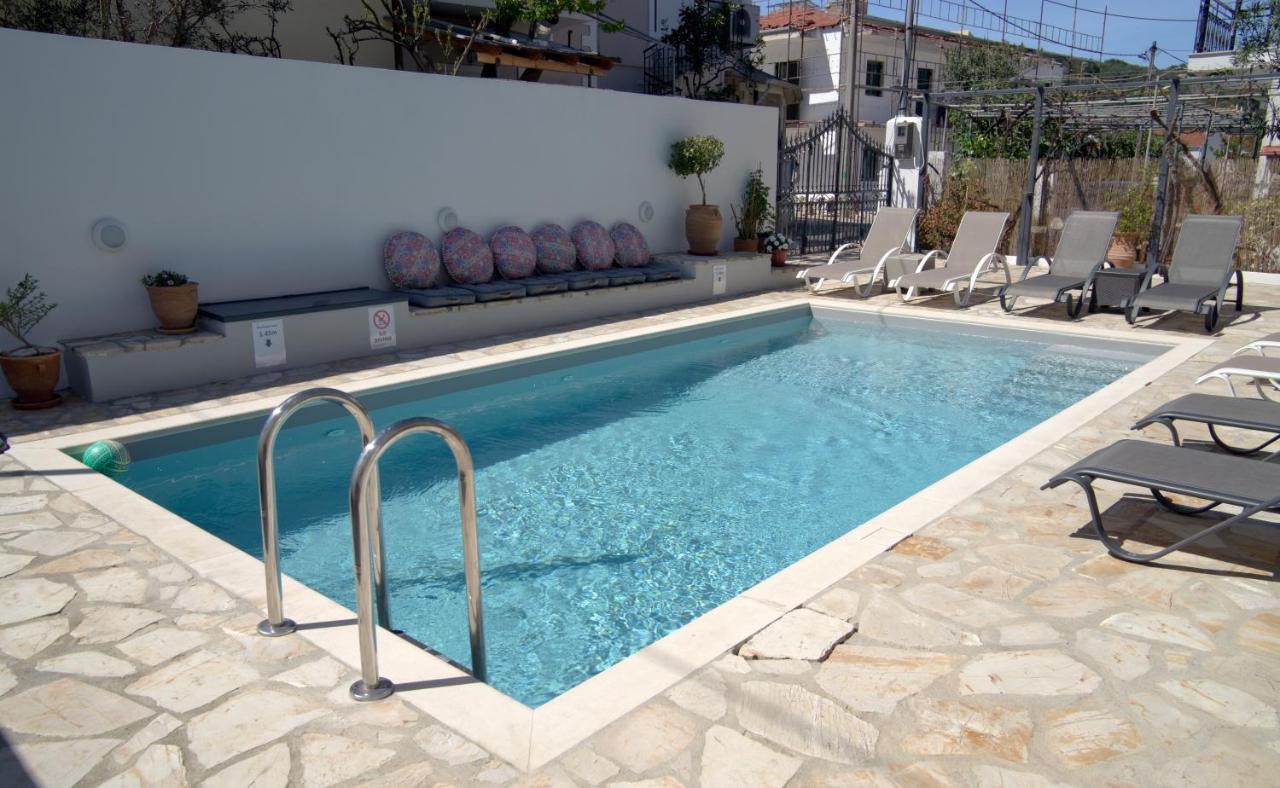Nicola's Kassiopi